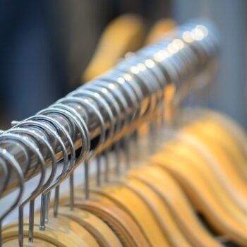 Jakie ubrania warto mieć w szafie Zasady kompletowania garderoby